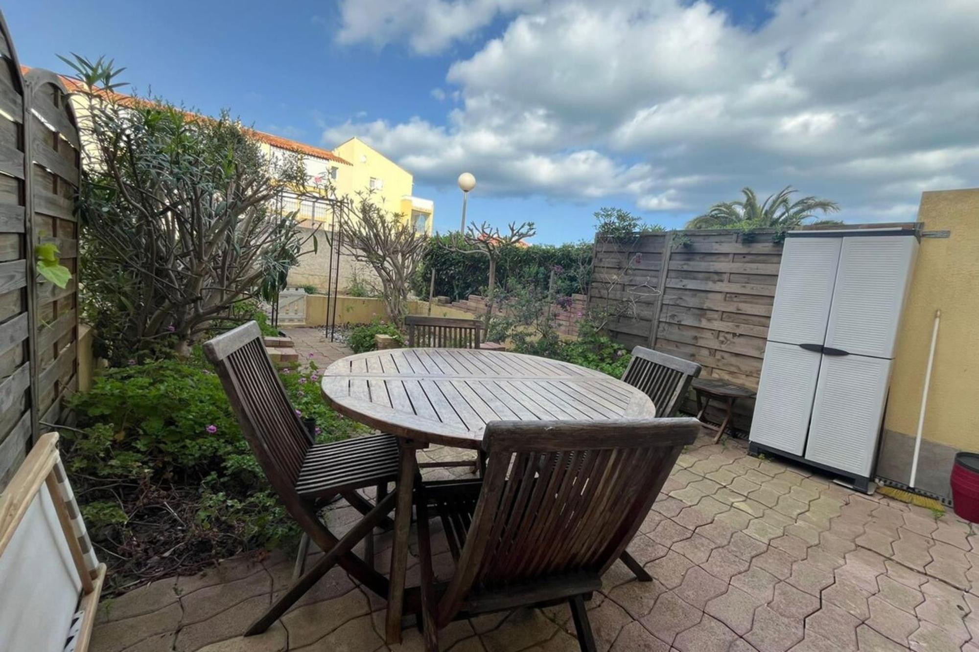 Jardin Piscine Proche De La Narbonne